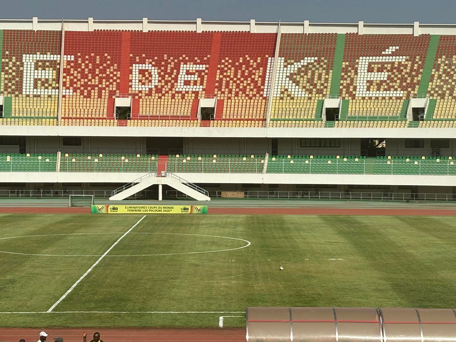 Bénin vs Égypte (U20 Féminin) : Une invasion d’abeilles retarde le coup d’envoi au Stade de Kégué