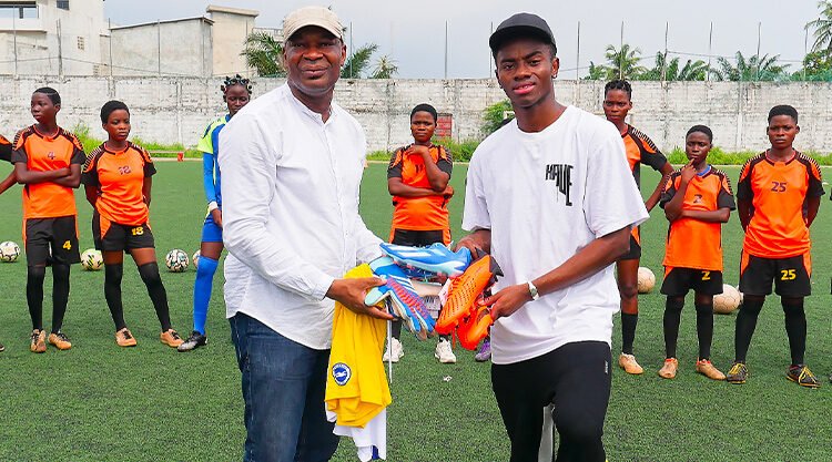 Au Bénin, Simon Adingra a visité ABI SPORT FC avec plusieurs dons