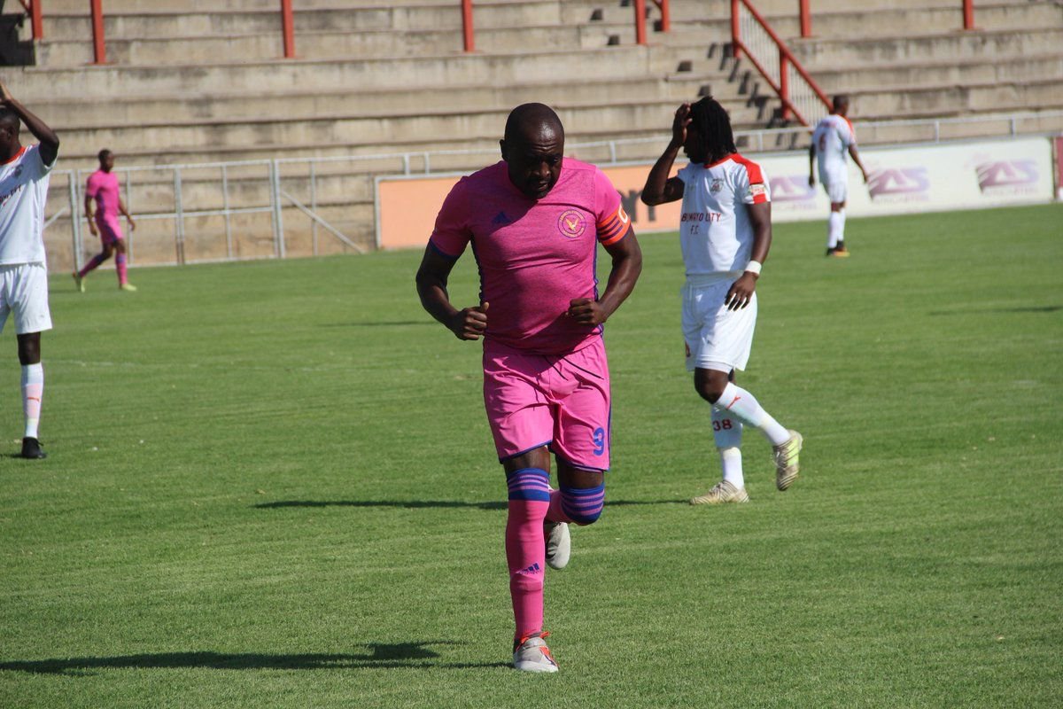 Zimbabwe : Un propriétaire de club joue et entraîne lui-même son équipe
