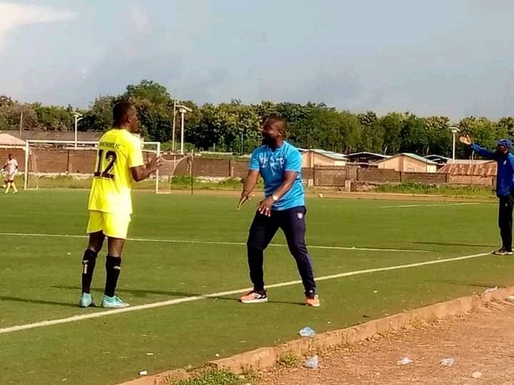 À peine deux matchs du championnat disputés, un coach claque la porte