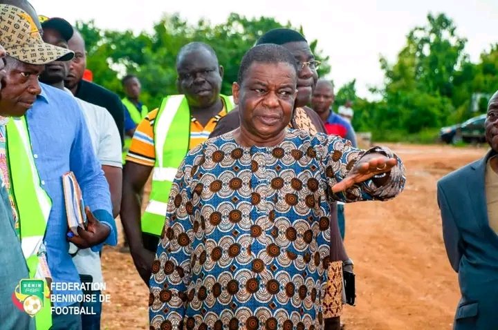 Au Bénin, Mathurin de Chacus visite le chantier du centre de formation de football des jeunes filles de Lokossa