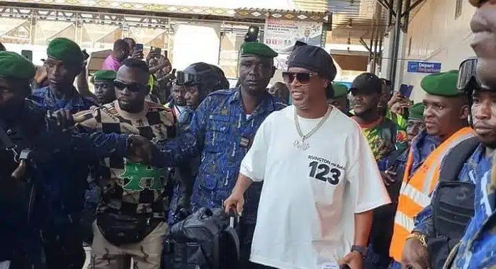 La légende brésilienne Ronaldinho séjourne en Afrique, la raison