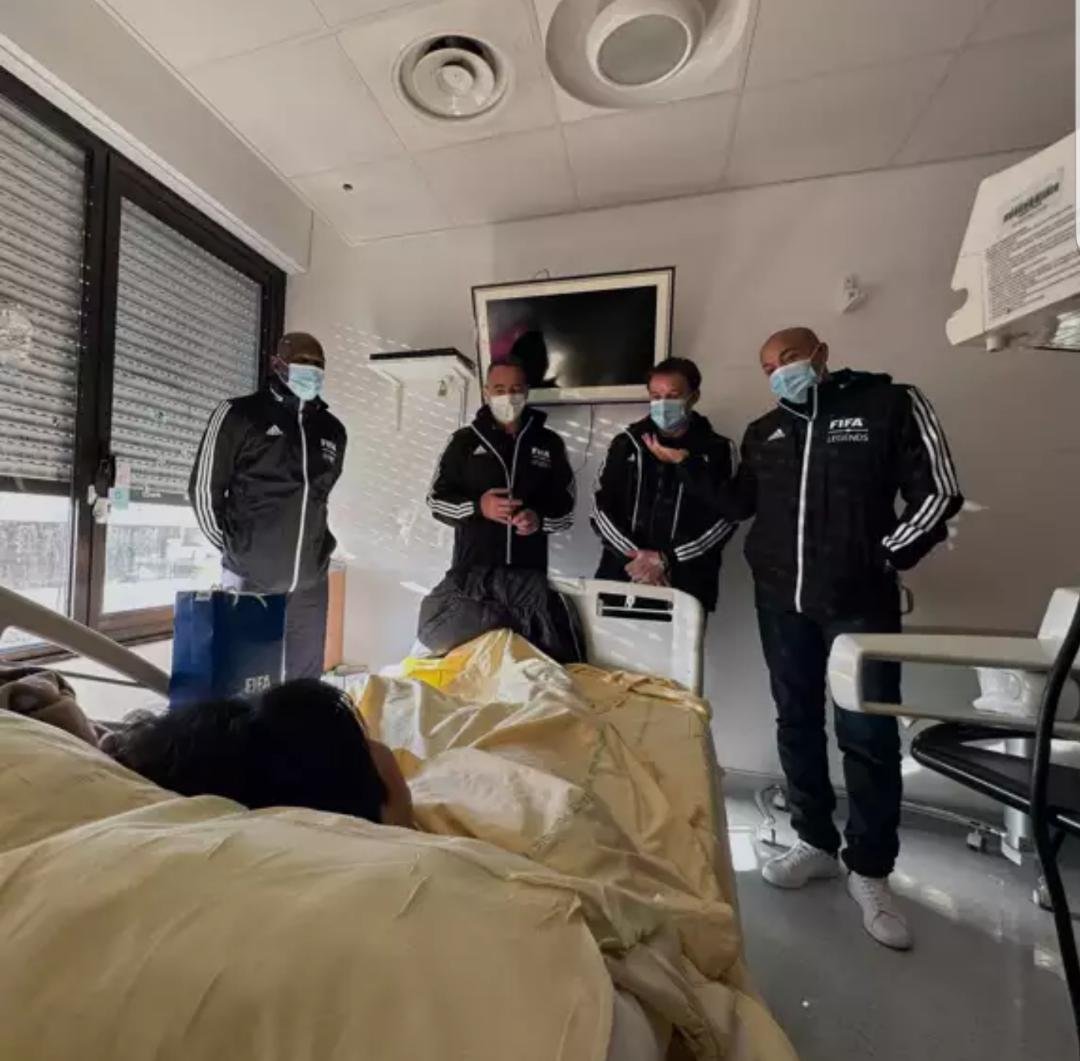 Magnifique geste, des anciennes gloires du football au pied des enfants malades à Paris