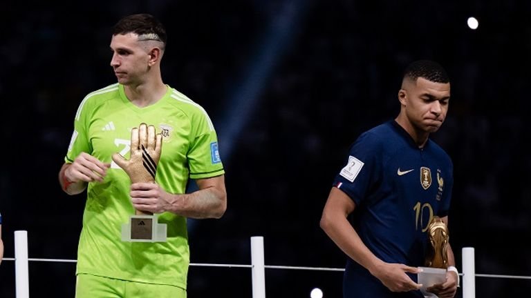 Argentine : Emiliano Martinez revient sur ses provocations au mondial 2022, « Il n’y a rien de personnel contre Mbappé »