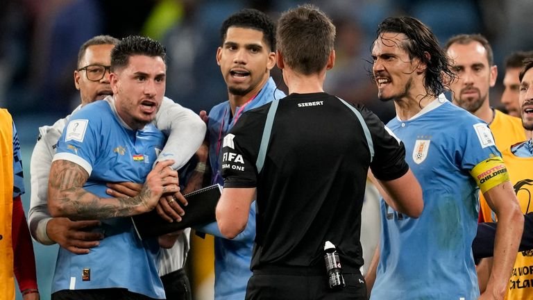 Officiel : La FIFA sanctionne 4 joueurs uruguayens dont Cavani pour les incidents contre le Ghana au mondial 2022