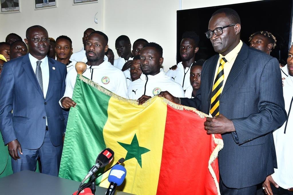 CHAN 2022 : Les joueurs sénégalais reçoivent le drapeau pour leur départ