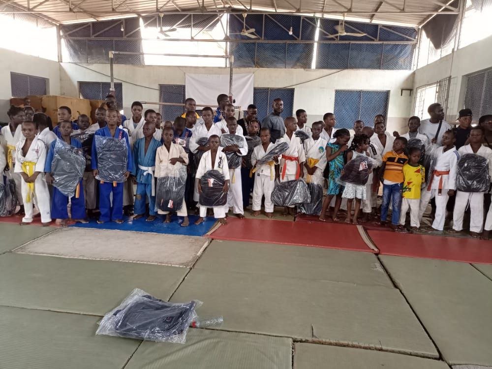 Au Bénin, à travers le judokas, la fédération de judo fait vivre la magie de Noël aux enfants judokas