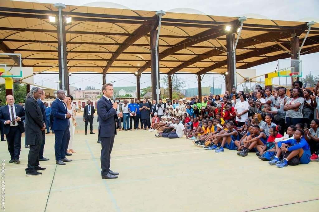 Emmanuel Macron sous le charme de la politique sportive béninoise présentée par Oswald Homeky
