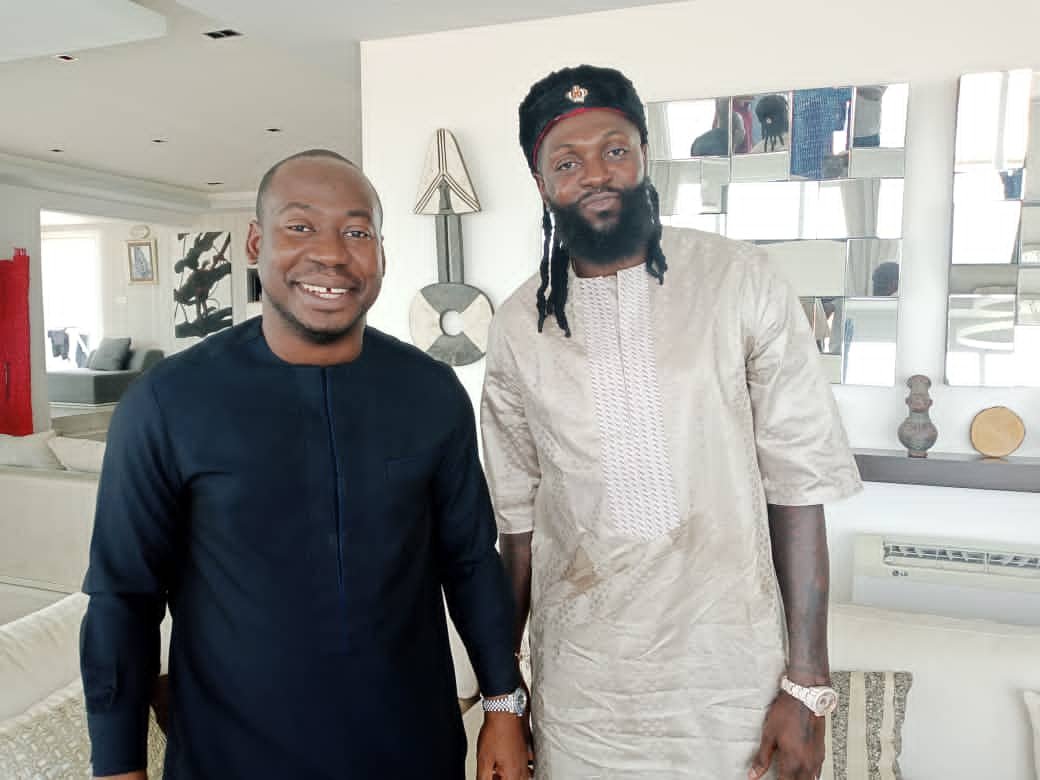 Déjà à Cotonou, Emmanuel Adébayor rencontre le ministre des sports Oswald Homeky