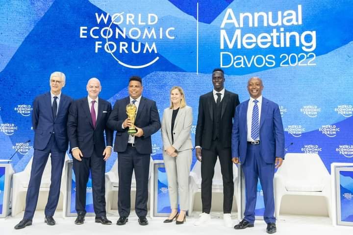 Invité au Forum Économique de Davos aux côtés des autorités du football, Edouard Mendy savoure