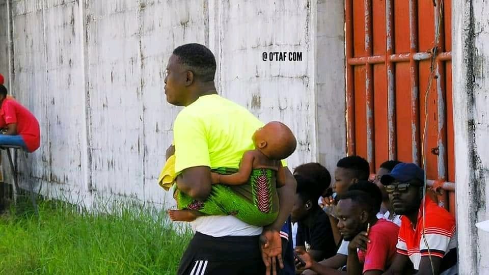 Bénin : Ce president de club met au dos le bébé (pleunichant) de sa joueuse en plein match