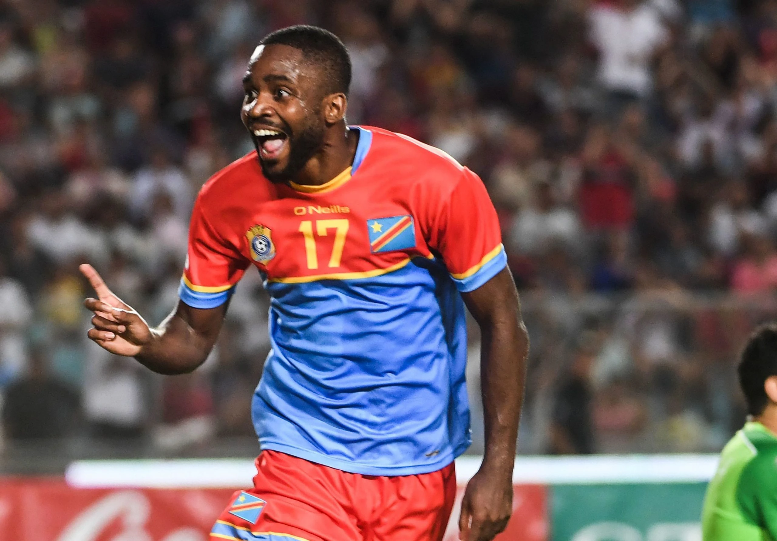 Officiel : L’attaquant congolais, Cédric Bakambu signe à Al Nasr