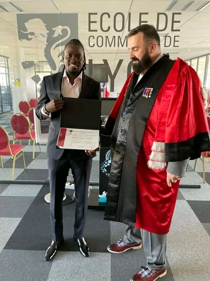 Bertrand Traoré désormais titulaire d’une licence en gestion d’entreprise