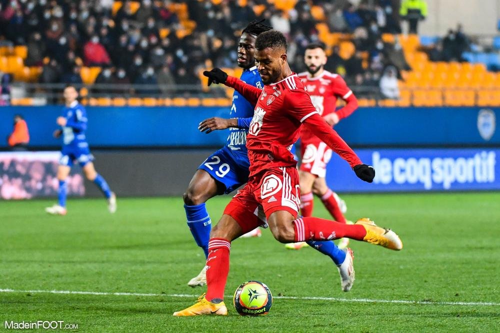 Steve Mounié (buteur) et Brest régalent face à Troyes