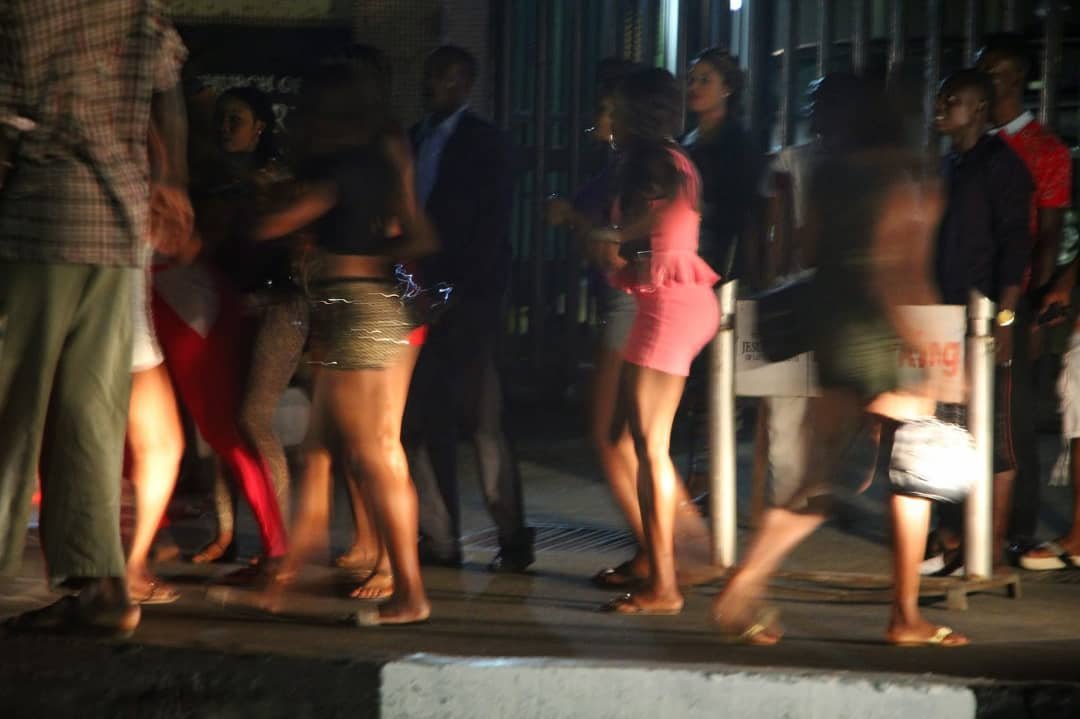 A moins d’un mois de la CAN Cameroun 2021, les filles de joie révisent leur tarif