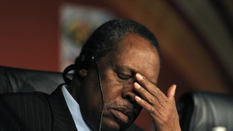 La colère froide de Issa Hayatou envers Infantino